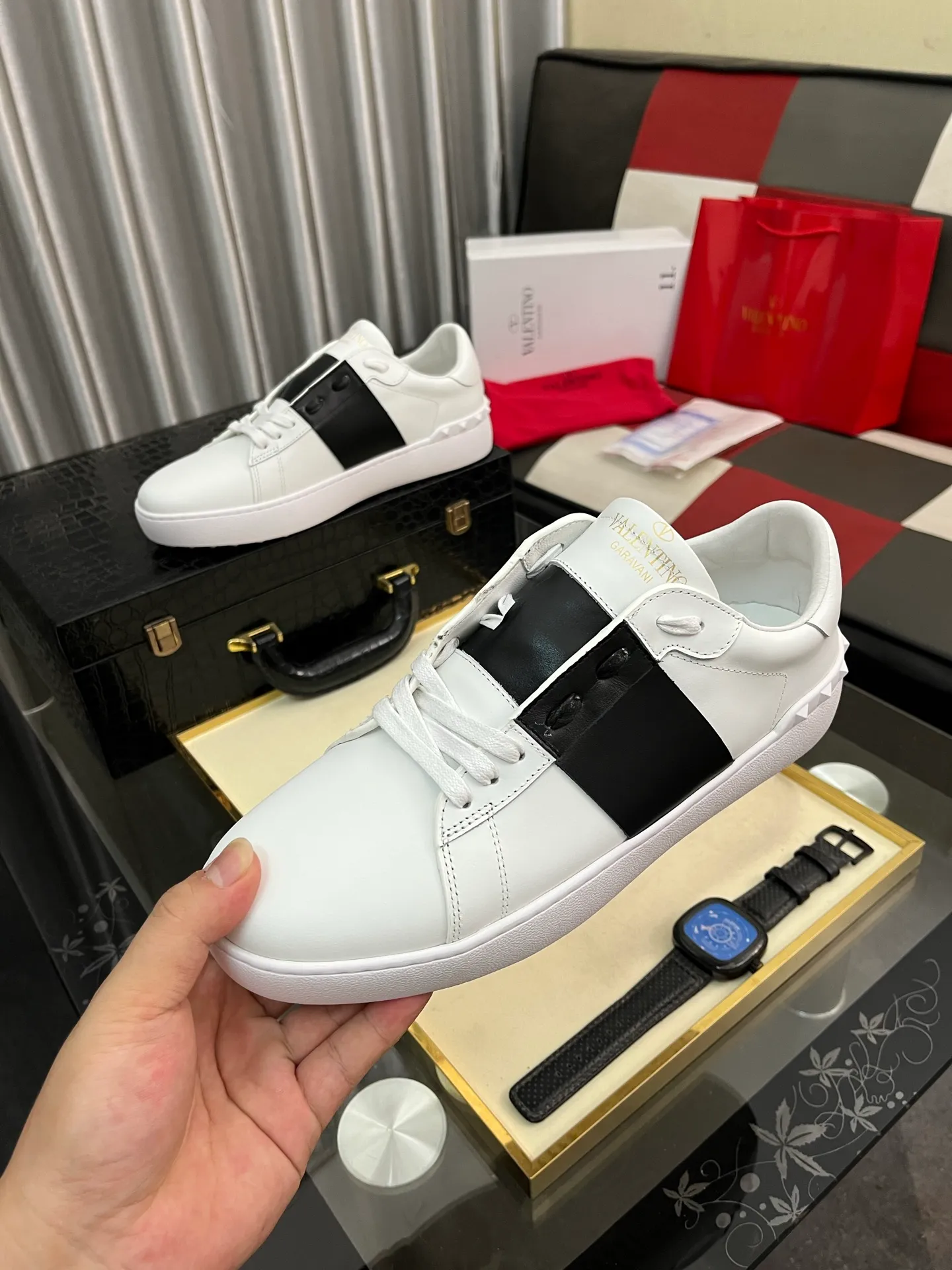 Men's shoes💰420⌚️⌚️Valentino white shoes⚡️Original replicas are coming👉Many pictures of the feet of Internet celebrities🔥Authentic Hong Kong purchased for HKD 5,500⚠️All parts are genuine molds, refuse to look at pictures to make goods👊The upper is made of top-grained cowhide➕3D printed. Water-dyed cow lining inside + cowhide feet, code number: 38-44